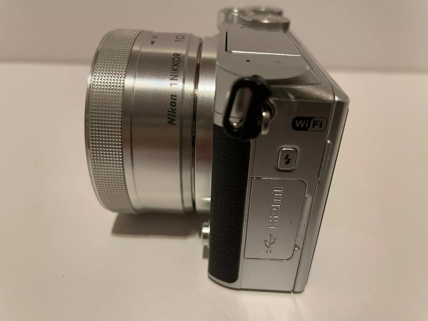 Nikon 1 J5 20.8MP Digital Camera 1 Nikkor 10-30mm 18.5mm  lens Near Mint