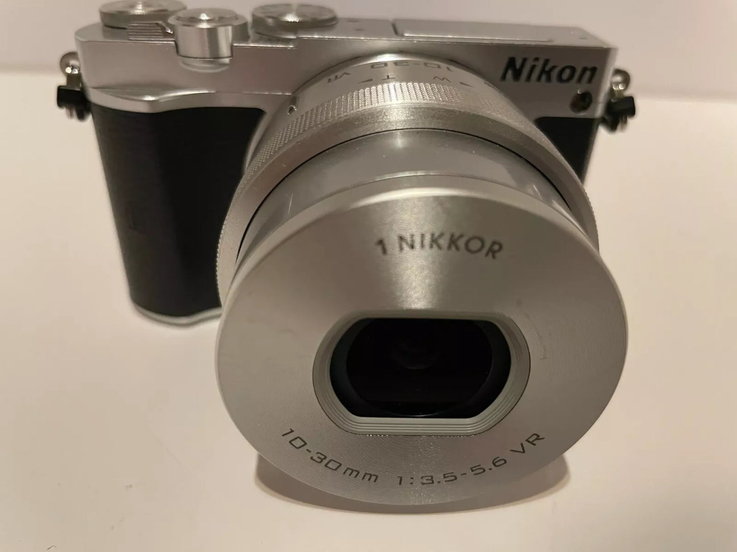 Nikon 1 J5 20.8MP Digital Camera 1 Nikkor 10-30mm 18.5mm  lens Near Mint